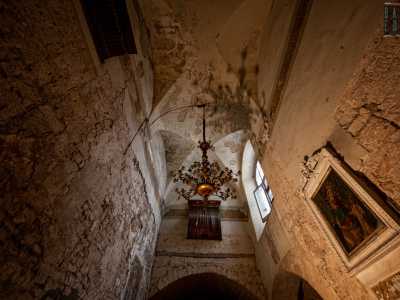 ...divisa in tre volte a crociera e illuminata da un grande finestrone
